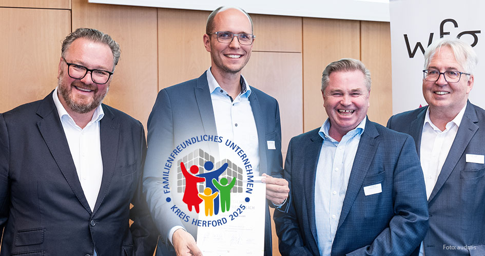Verleihung der Auszeichnung als Familienfreundliches Unternehmen an Carsten Knoop durch Landrat Jürgen Müller, Bürgermeister Tim Kähler und den Geschäftsführer der OstWestfalenLippe GmbH Björn Böker 